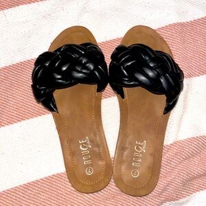 ✨Cute stylish black and tan sandal✨